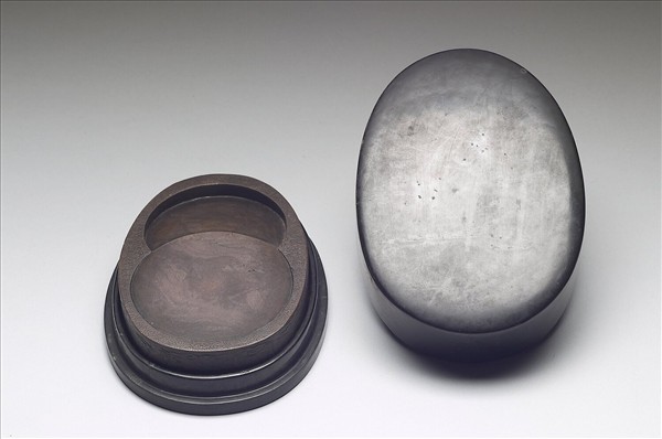 雲龍紋紫石橢圓硯