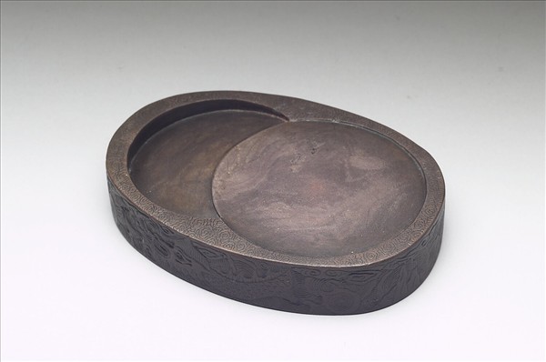 雲龍紋紫石橢圓硯