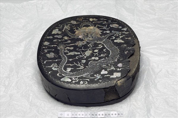 黑漆嵌螺鈿龍紋盒