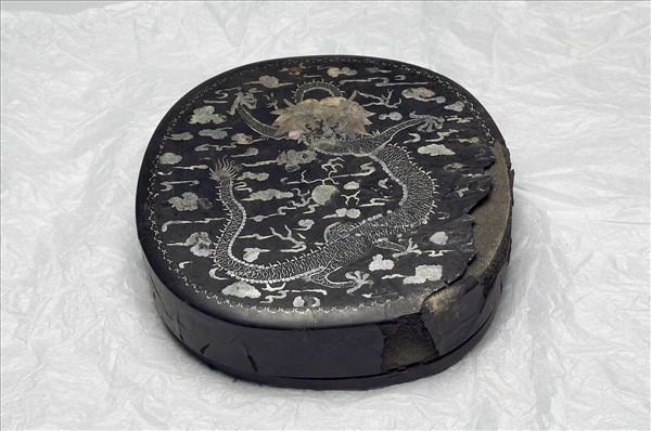黑漆嵌螺鈿龍紋盒