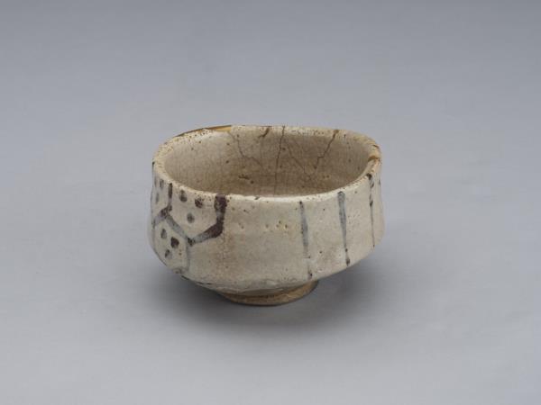 日本 志野鐵繪龜甲紋茶碗 銘「春錦」