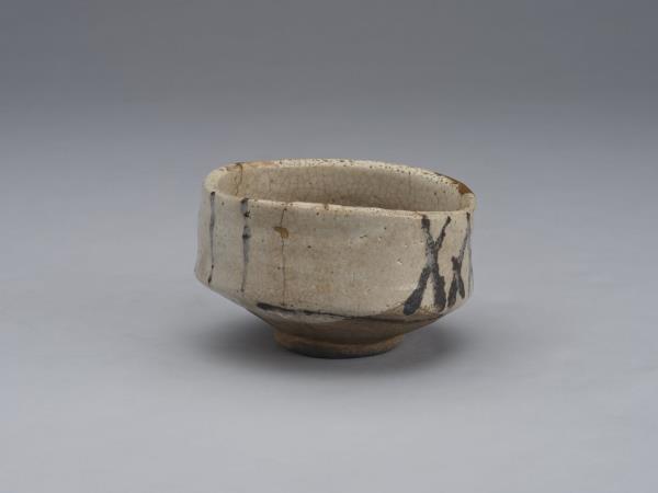 日本 志野鐵繪龜甲紋茶碗 銘「春錦」