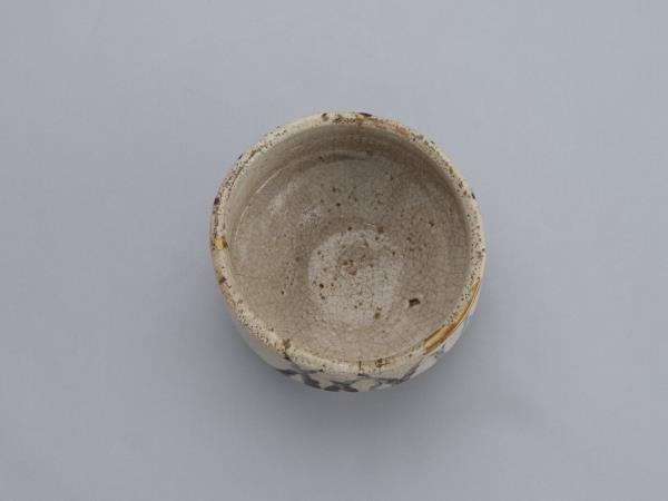 日本 志野鐵繪龜甲紋茶碗 銘「春錦」