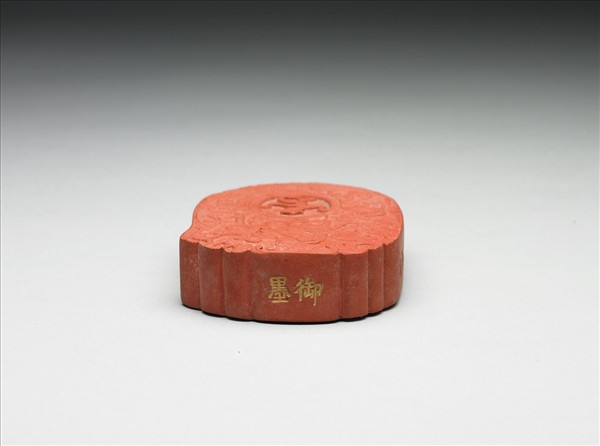 「螭珮」硃墨