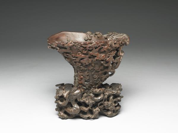 犀角雕螭紋觥