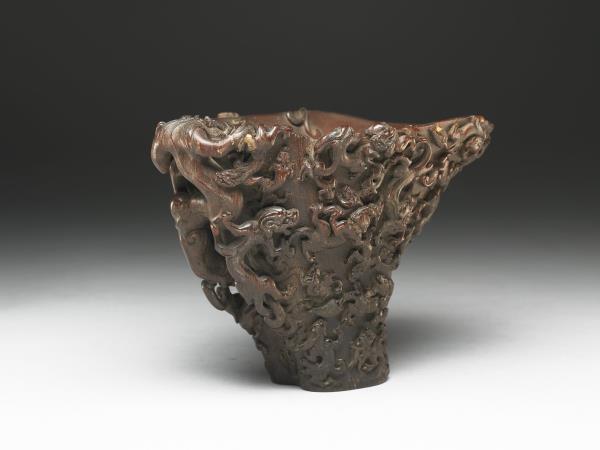 犀角雕螭紋觥