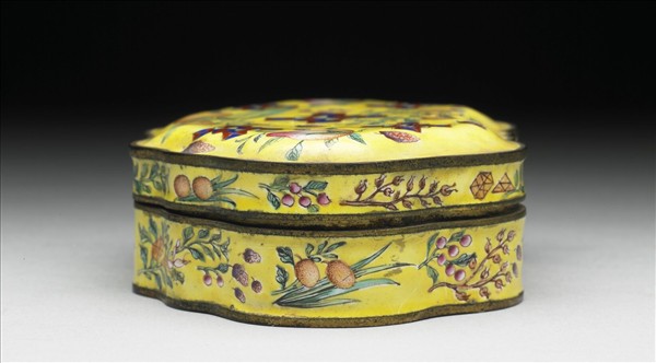 銅胎畫琺瑯黃地花果紋硯盒