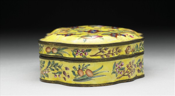 銅胎畫琺瑯黃地花果紋硯盒