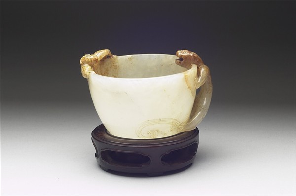 玉螭紋杯