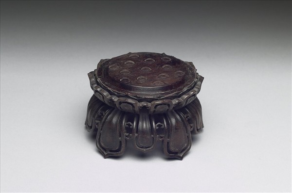 紫檀蓮蓬紋木座