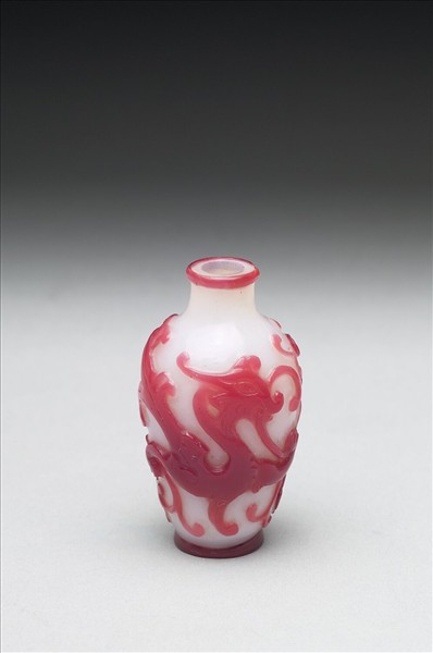 白套粉紅玻璃夔紋鼻煙壺