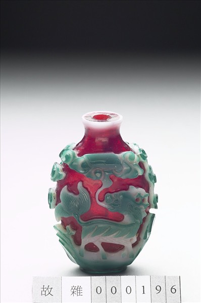 紅套雙色玻璃祥瑞圖鼻煙壺