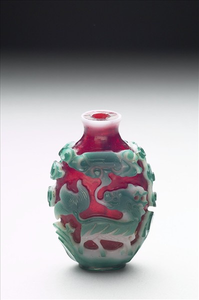 紅套雙色玻璃祥瑞圖鼻煙壺