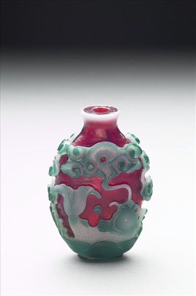 紅套雙色玻璃祥瑞圖鼻煙壺