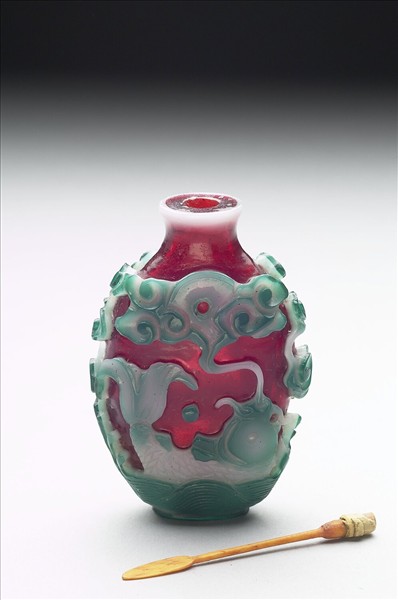 紅套雙色玻璃祥瑞圖鼻煙壺