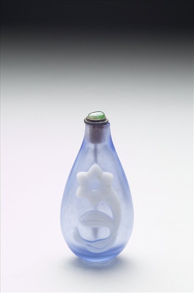 藍套白玻璃百合花鼻煙壺