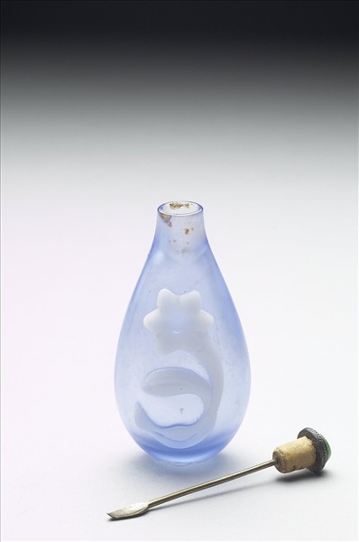 藍套白玻璃百合花鼻煙壺