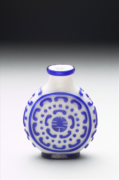 白套藍玻璃壽字鼻煙壺