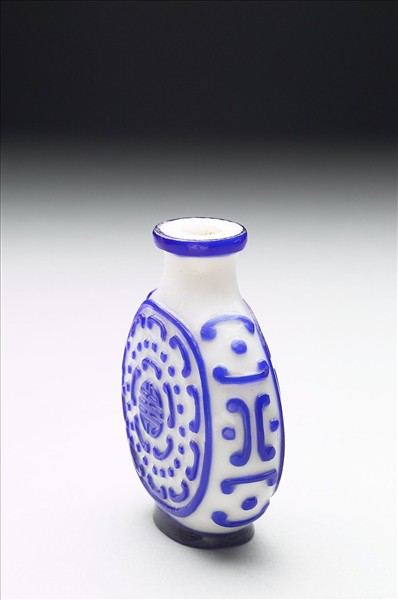 白套藍玻璃壽字鼻煙壺