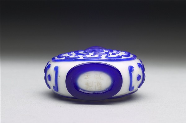 白套藍玻璃壽字鼻煙壺