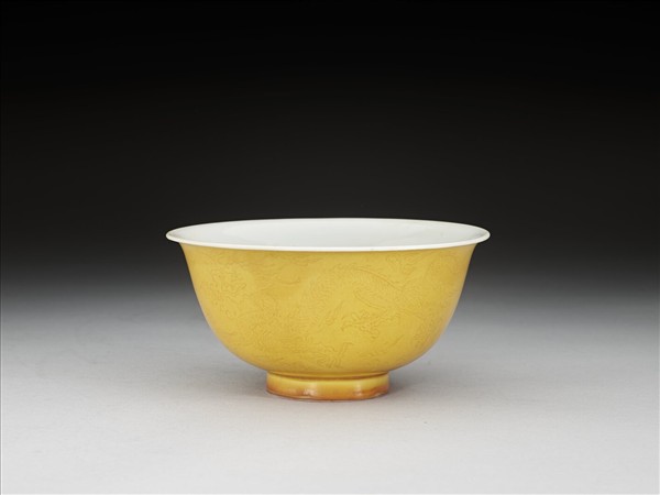 黃釉白裡劃花龍紋碗