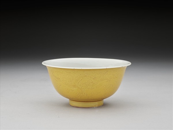 黃釉白裡劃花龍紋碗