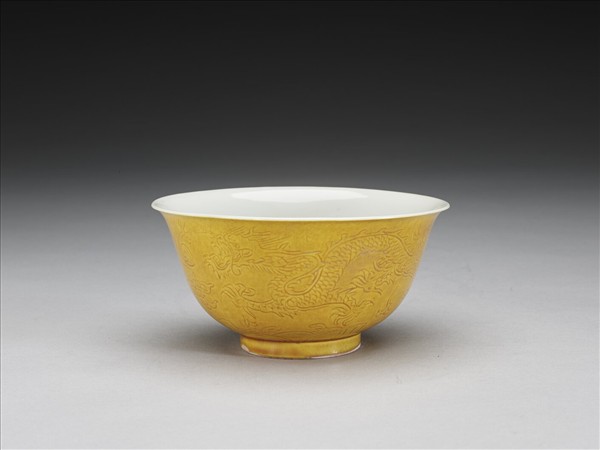 黃釉白裡劃花龍紋碗