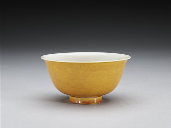 黃釉白裡劃花龍紋碗