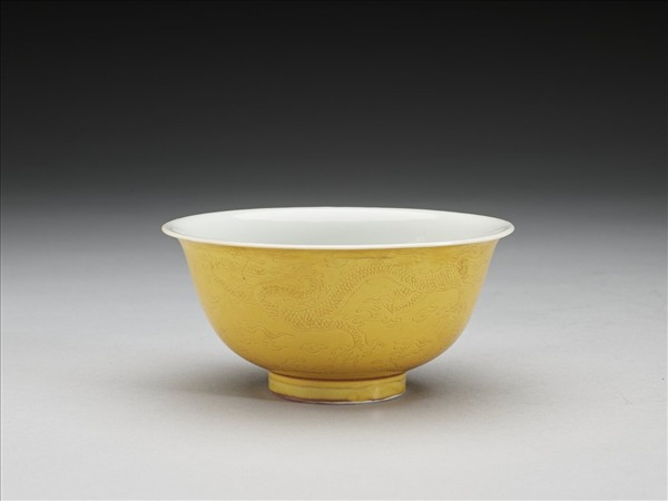 黃釉白裡劃花龍紋碗