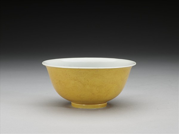 黃釉白裡劃花龍紋碗