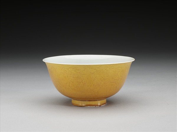 黃釉白裡劃花龍紋碗