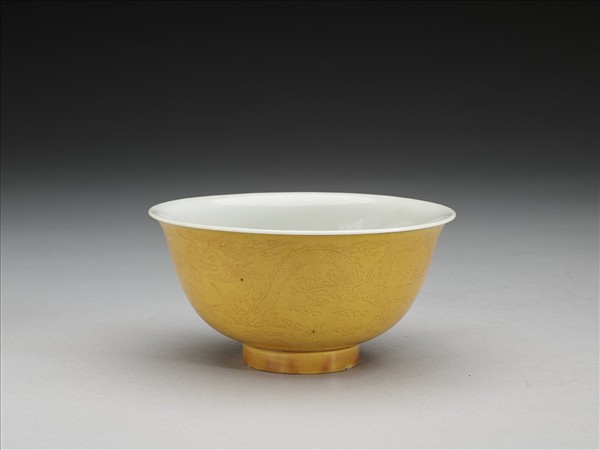 黃釉白裡劃花龍紋碗