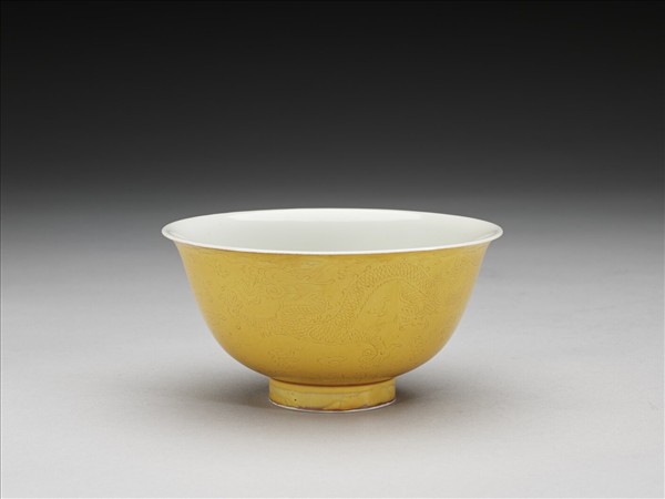 黃釉白裡劃花龍紋碗