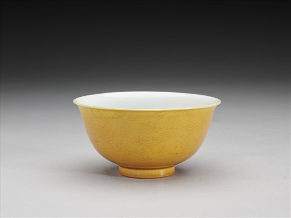 黃釉白裡劃花龍紋碗