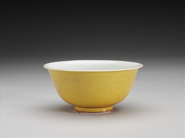 黃釉白裡劃花龍紋碗