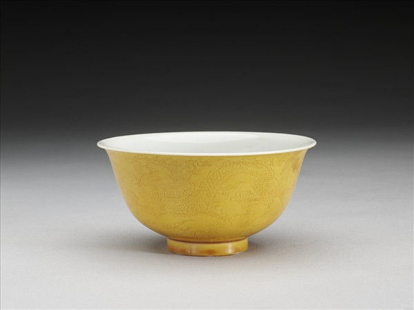 黃釉白裡劃花龍紋碗
