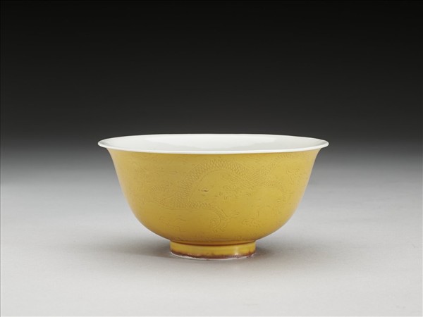 黃釉白裡劃花龍紋碗