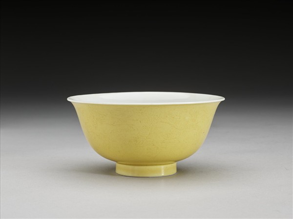 黃釉白裡劃花龍紋碗