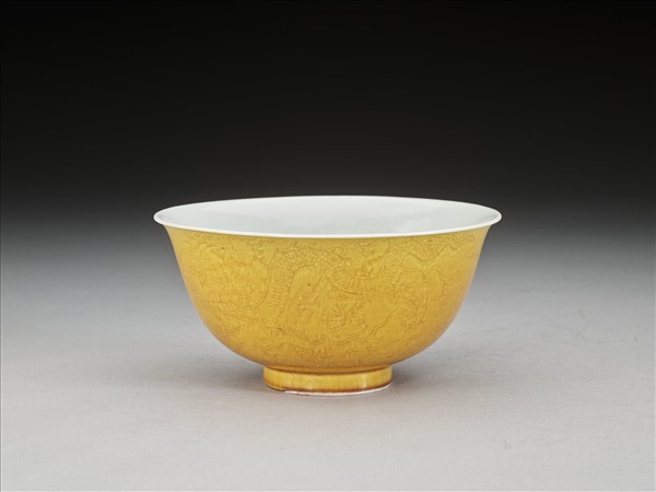 黃釉白裡劃花龍紋碗