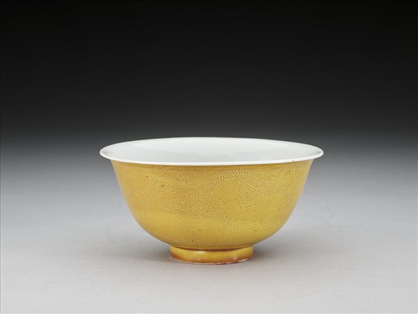 黃釉白裡劃花龍紋碗