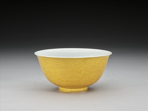 黃釉白裡劃花龍紋碗