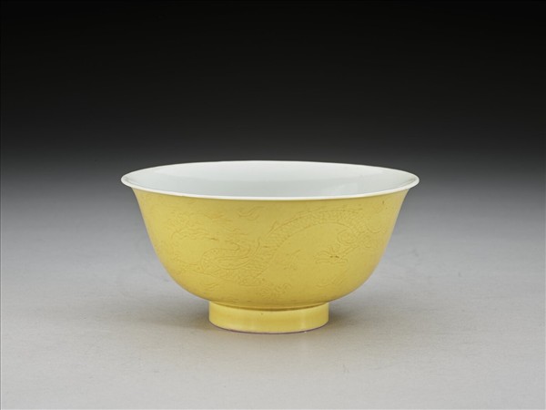 黃釉白裡劃花龍紋碗