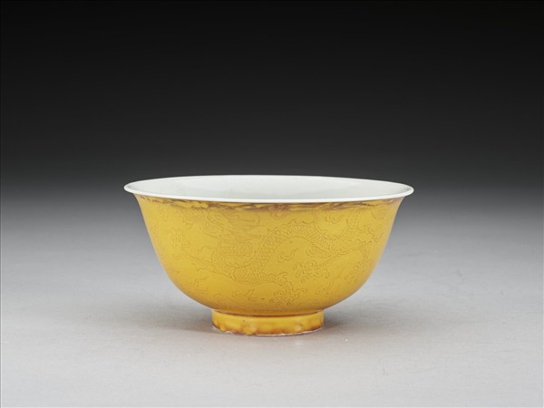 黃釉白裡劃花龍紋碗