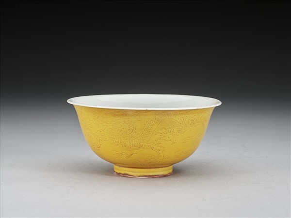 黃釉白裡劃花龍紋碗