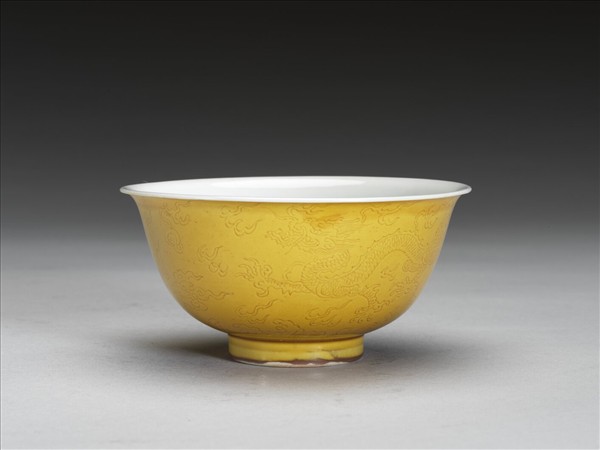 黃釉白裡劃花龍紋碗