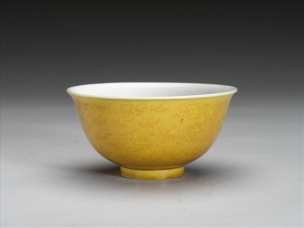 黃釉白裡劃花龍紋碗