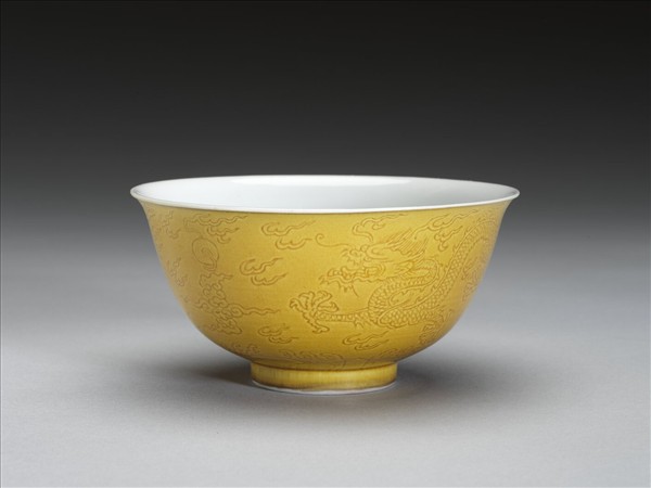 黃釉白裡劃花龍紋碗