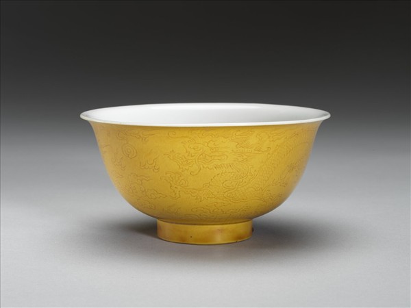黃釉白裡劃花龍紋碗