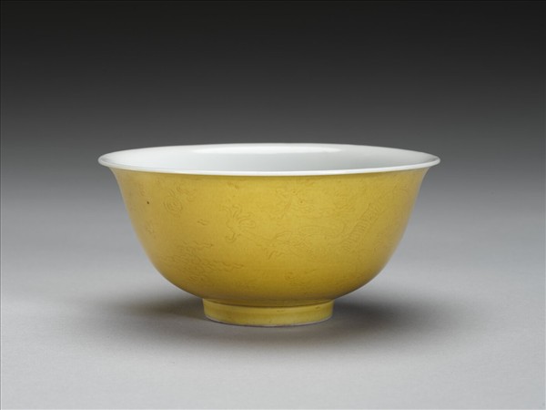 黃釉白裡劃花龍紋碗