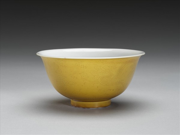 黃釉白裡劃花龍紋碗